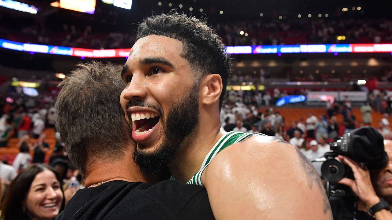 Jayson Tatum jubelt nach dem 104:103-Sieg.