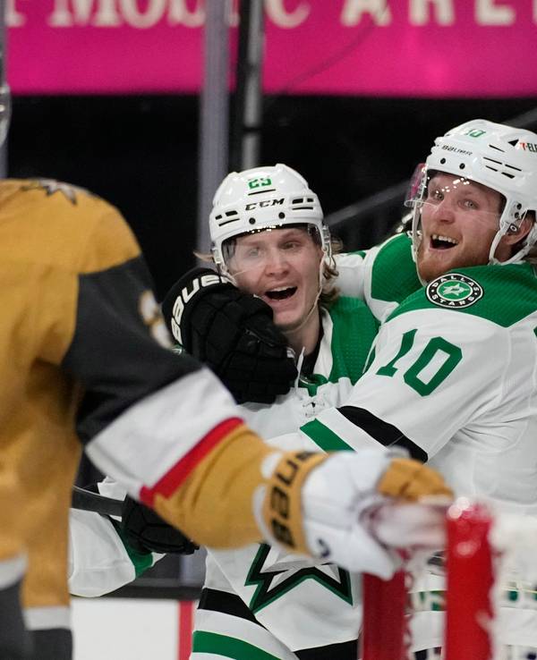 Ty Dellandrea (10), Center der Dallas Stars, jubelt nach seinem zweiten Treffer.