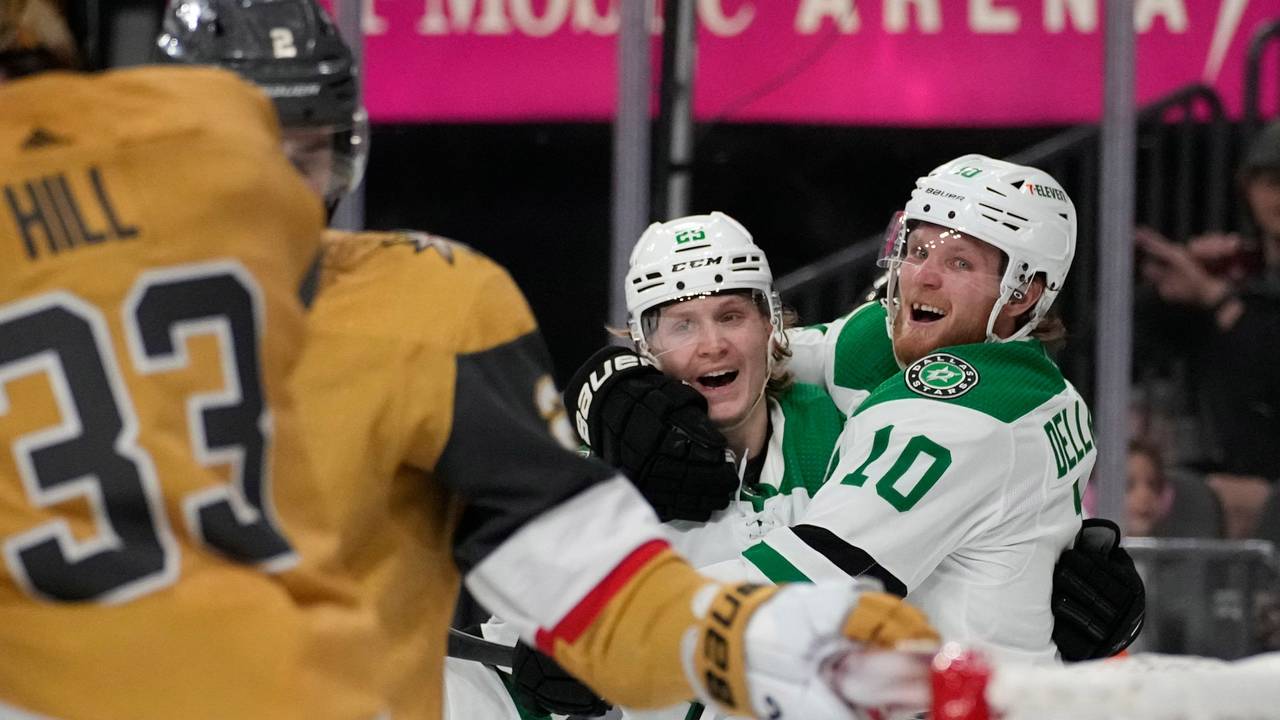 Ty Dellandrea (10), Center der Dallas Stars, jubelt nach seinem zweiten Treffer.