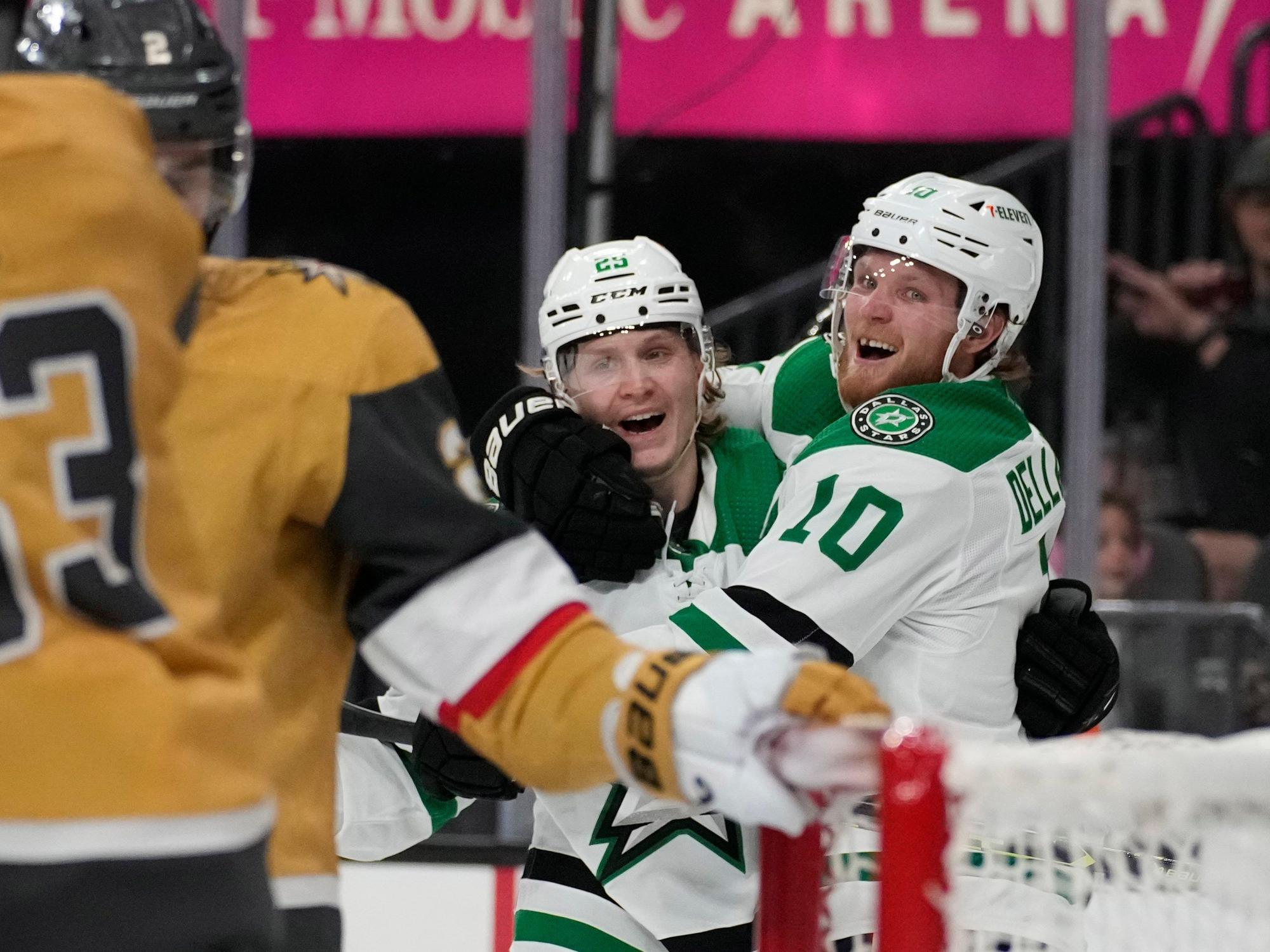 Ty Dellandrea (10), Center der Dallas Stars, jubelt nach seinem zweiten Treffer.