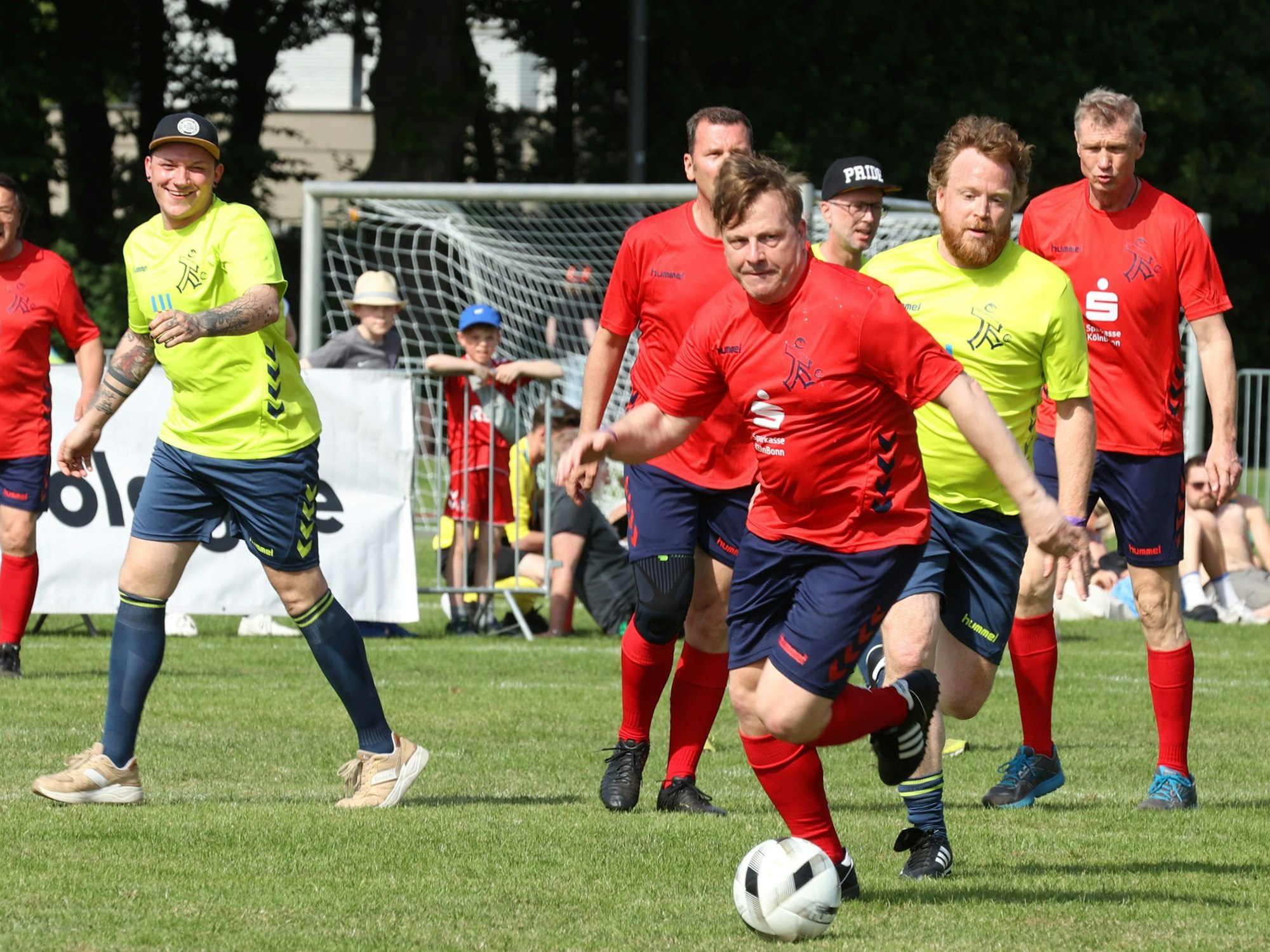 Promi-Spaßkick auf den Stadionwiesen mit Martin Klempnow.