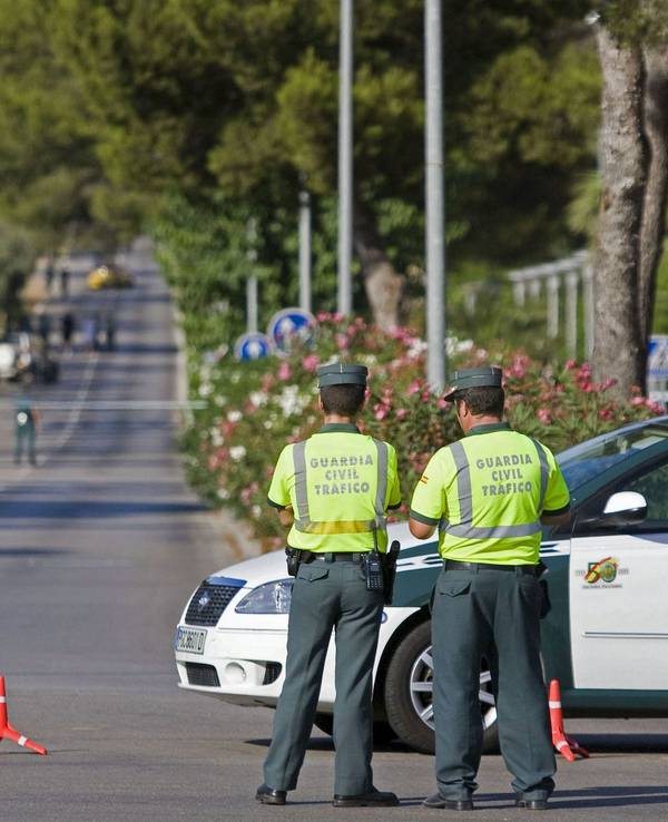 Das Archivfoto zeigt Beamte der spanischen Guardia Civil am 30.07.2009 nahe der Polizeistation Palmanova in Calcia.