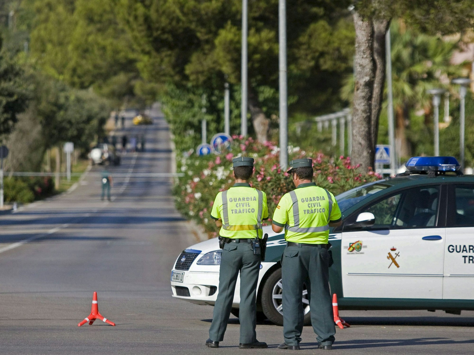 Das Archivfoto zeigt Beamte der spanischen Guardia Civil am 30.07.2009 nahe der Polizeistation Palmanova in Calcia.