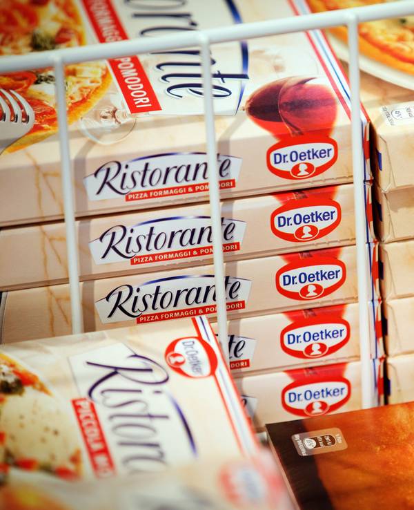 Mehrere Boxen mit Tiefkühlpizzen der Marke Dr. Oetker stapeln sich in einem Tiefkühlregal.