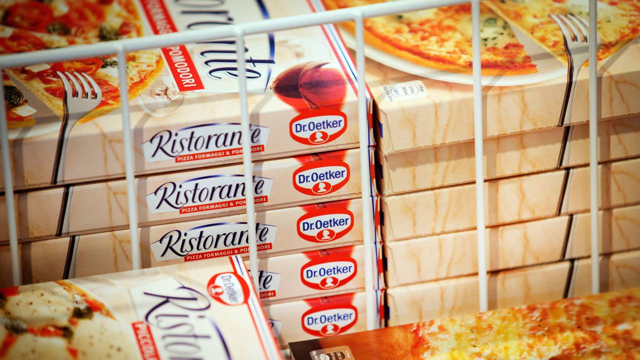 Mehrere Boxen mit Tiefkühlpizzen der Marke Dr. Oetker stapeln sich in einem Tiefkühlregal.