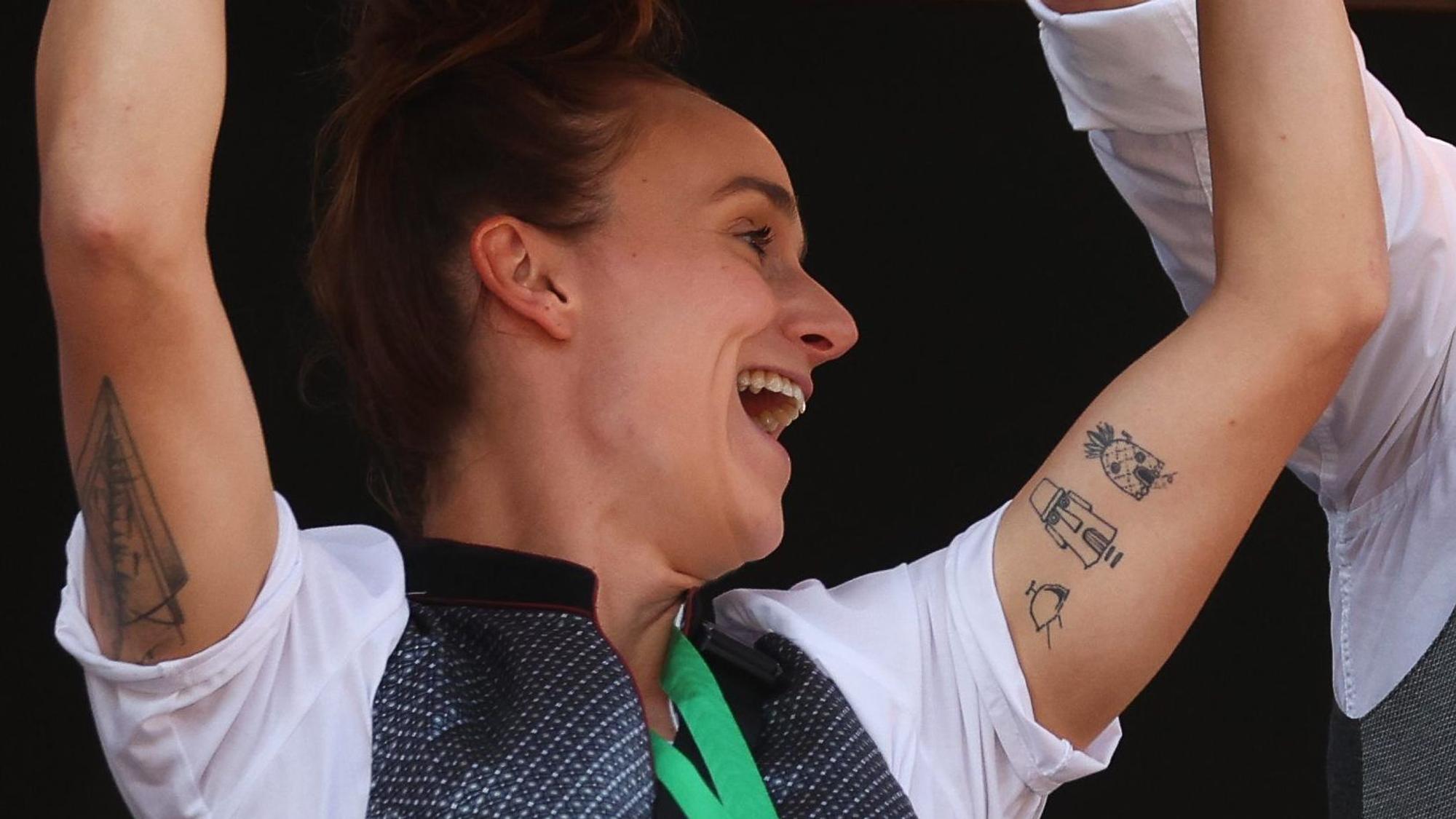 Lina Magull (l) zeigt ihr Tattoo mit Motiven aus der Kinderserie SpongeBob Schwammkopf.