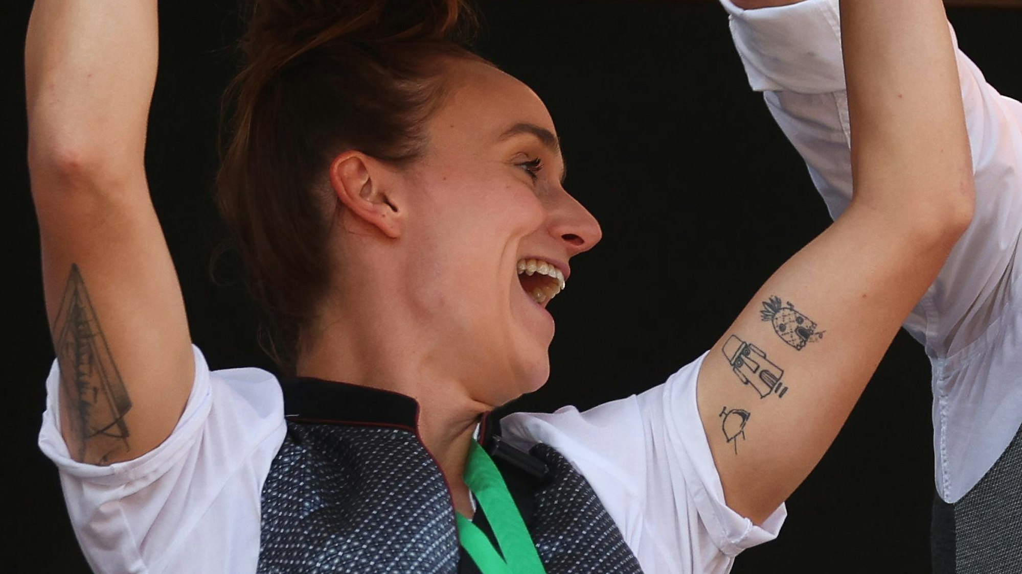 Lina Magull (l) zeigt ihr Tattoo mit Motiven aus der Kinderserie SpongeBob Schwammkopf.