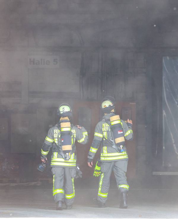 Kräfte der Feuerwehr sind am 27. Mai 2023 nach einer Explosion in einer Industriehalle in Gevelsberg im Einsatz.