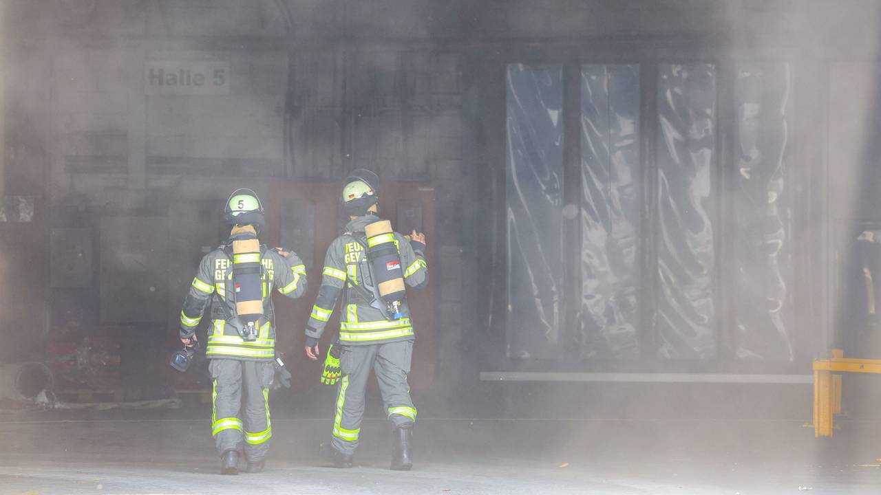 Kräfte der Feuerwehr sind am 27. Mai 2023 nach einer Explosion in einer Industriehalle in Gevelsberg im Einsatz.
