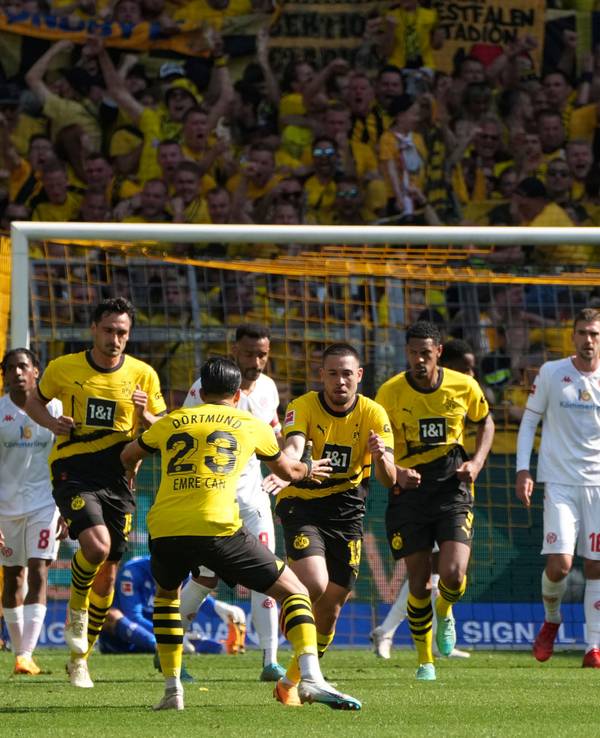 Raphael Guerreiro sprintet nach seinem Tor zurück in die eigene Hälfte. Emre Can klatscht bei ihm ab.