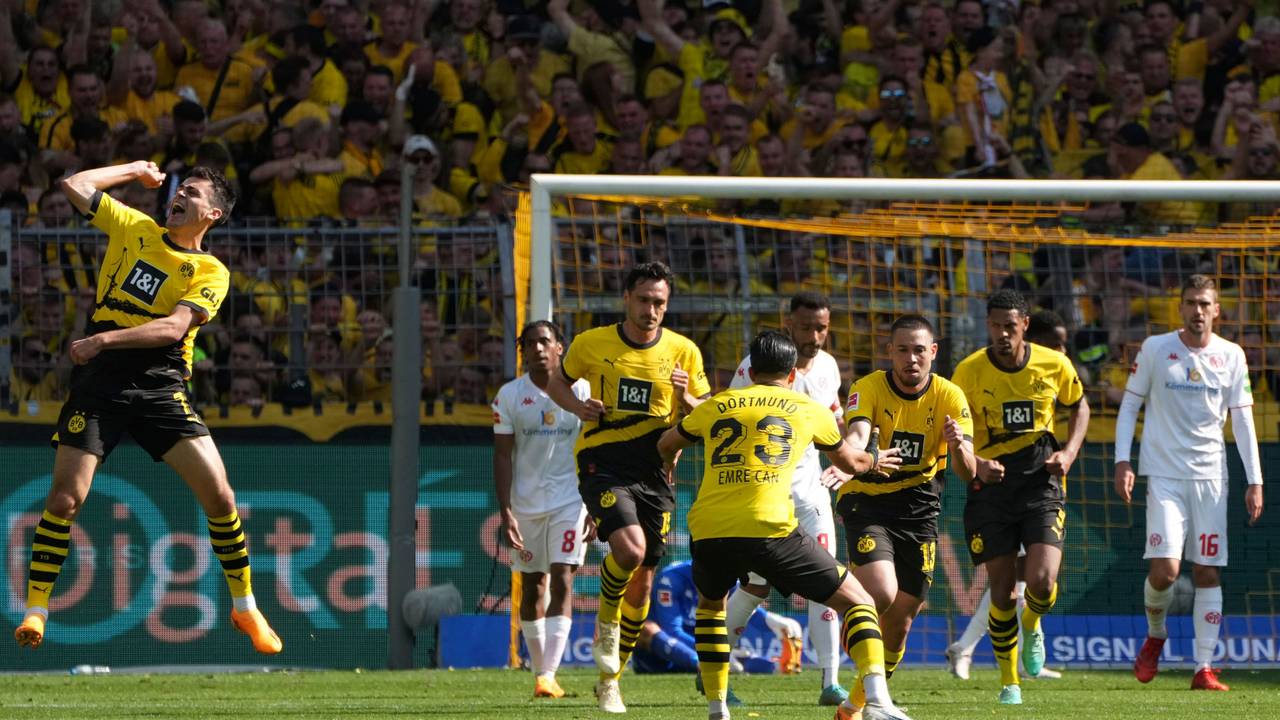 Raphael Guerreiro sprintet nach seinem Tor zurück in die eigene Hälfte. Emre Can klatscht bei ihm ab.