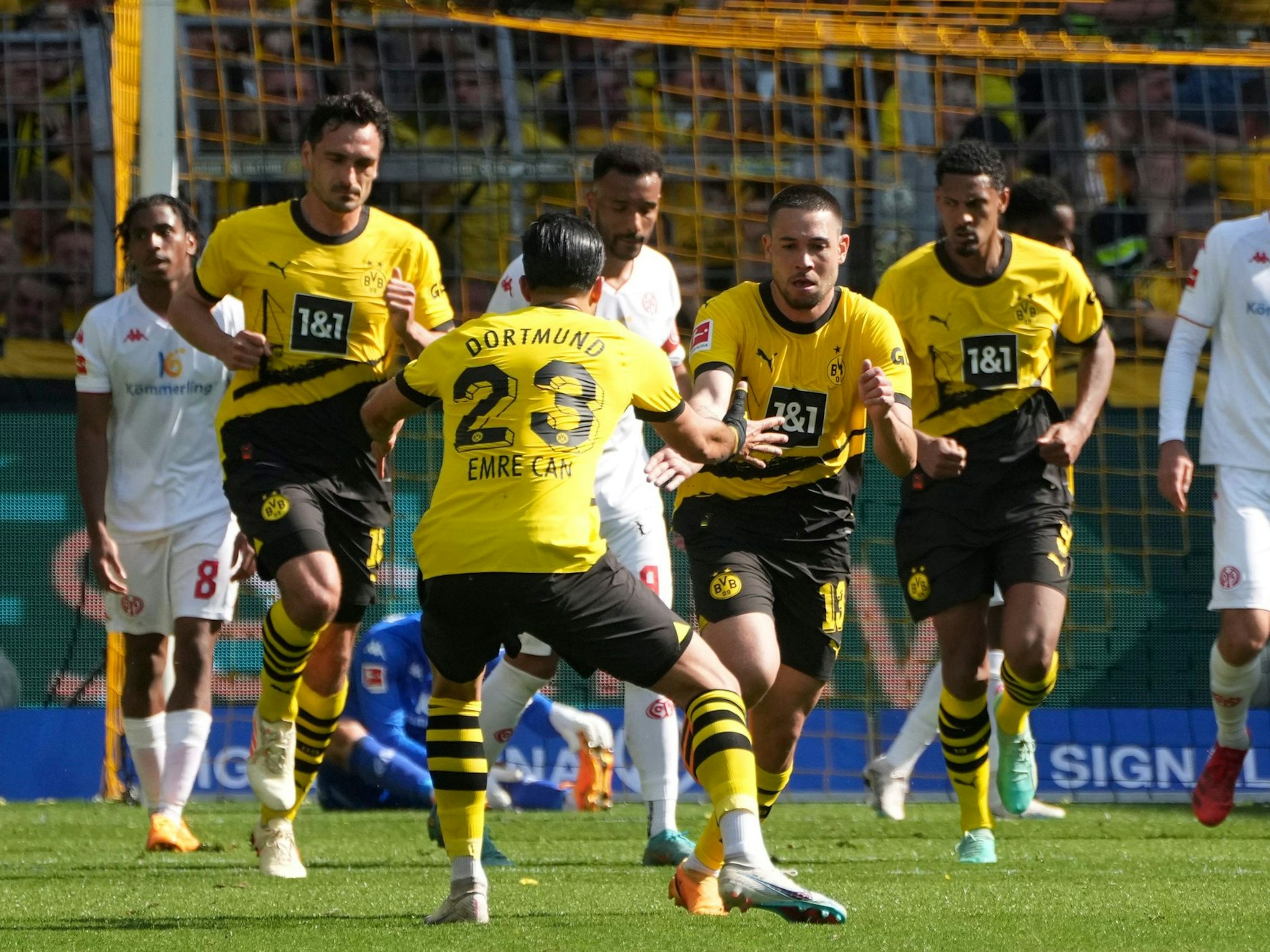 Raphael Guerreiro sprintet nach seinem Tor zurück in die eigene Hälfte. Emre Can klatscht bei ihm ab.