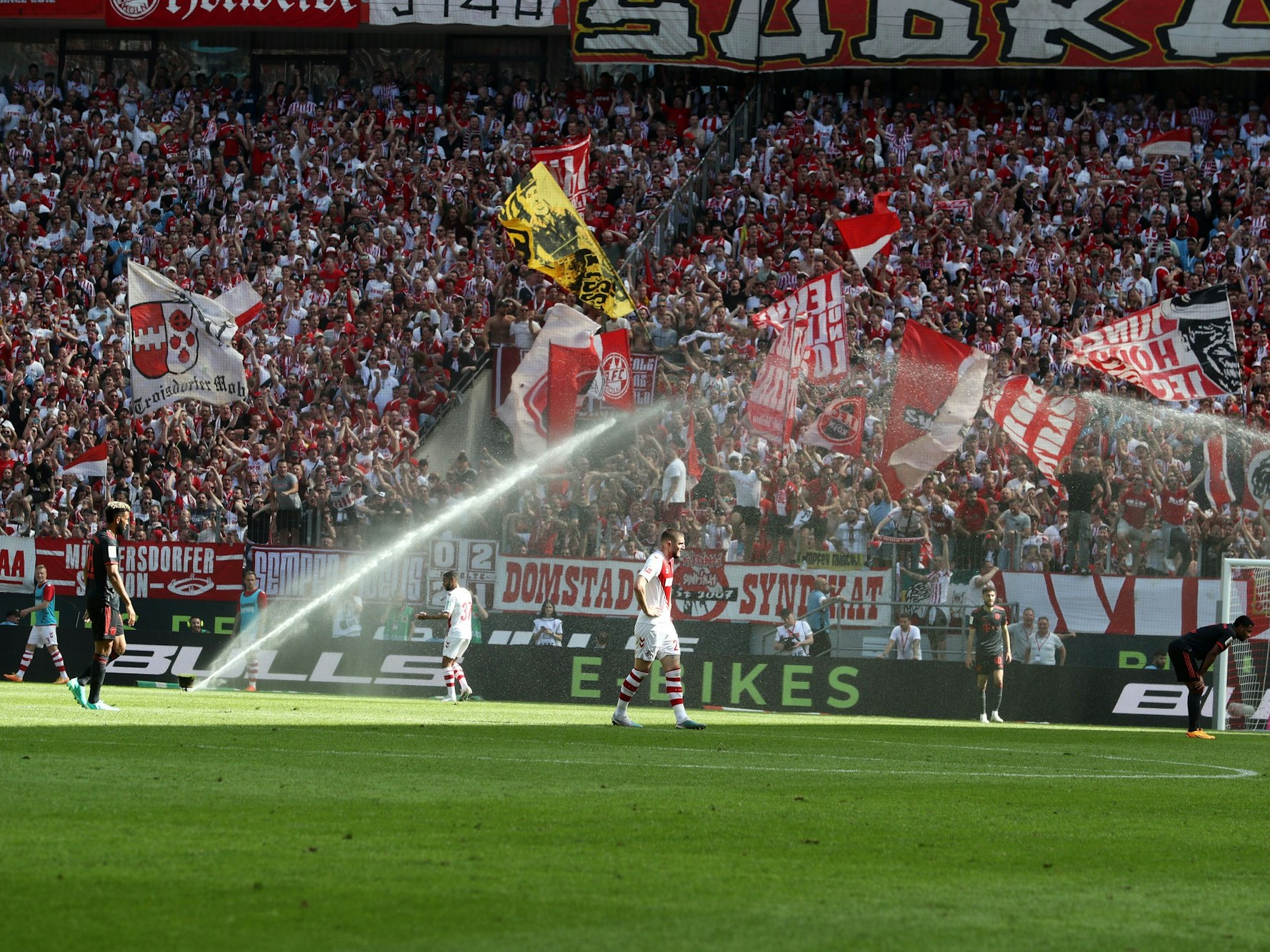Der Rasensprenger gingen während des Spiels des FC gegen die Bayern an.