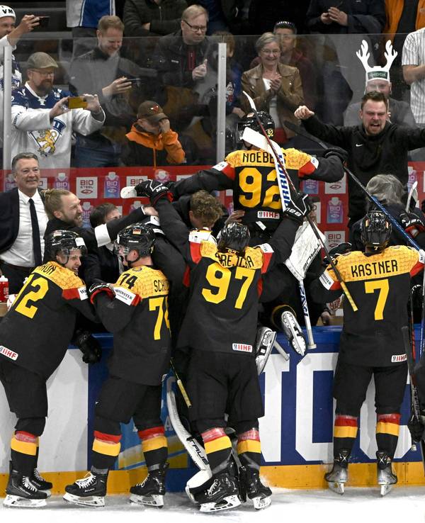 Die deutsche Eishockey-Nationalmannschaft bejubelt den Final-Einzug bei der WM.