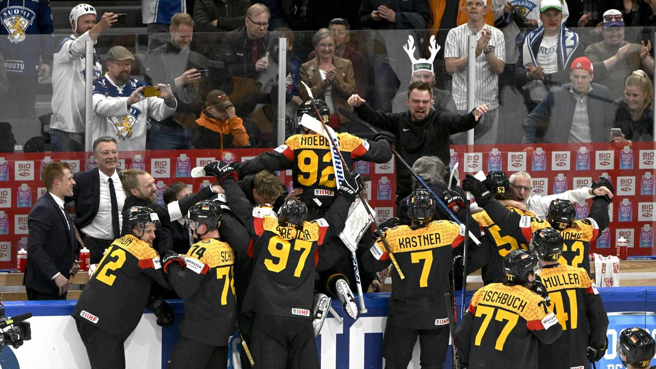 Die deutsche Eishockey-Nationalmannschaft bejubelt den Final-Einzug bei der WM.