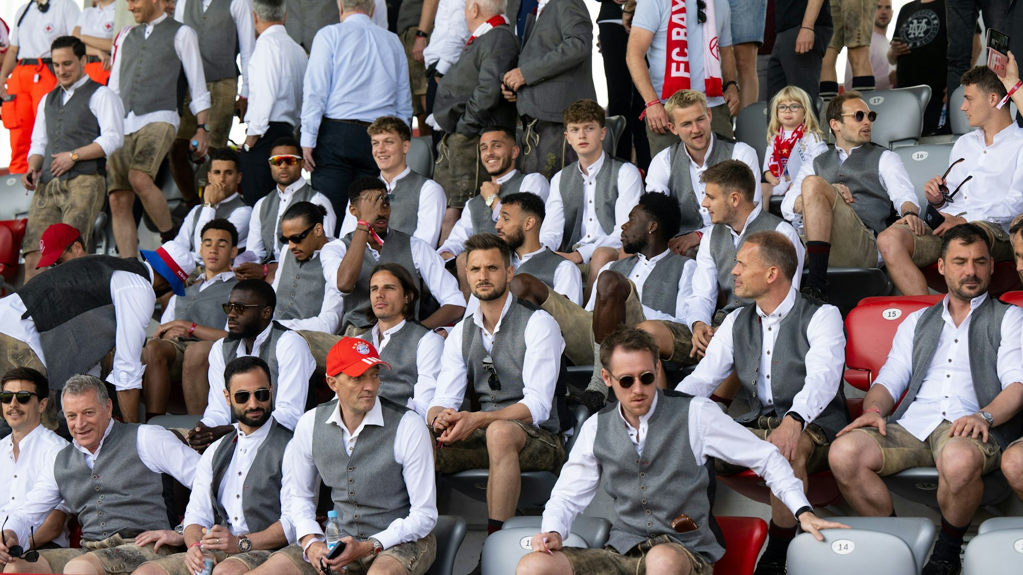 Der Bayern-Kader sitzt beim Frauen-Spiel um die Meisterschaft auf der Tribüne.