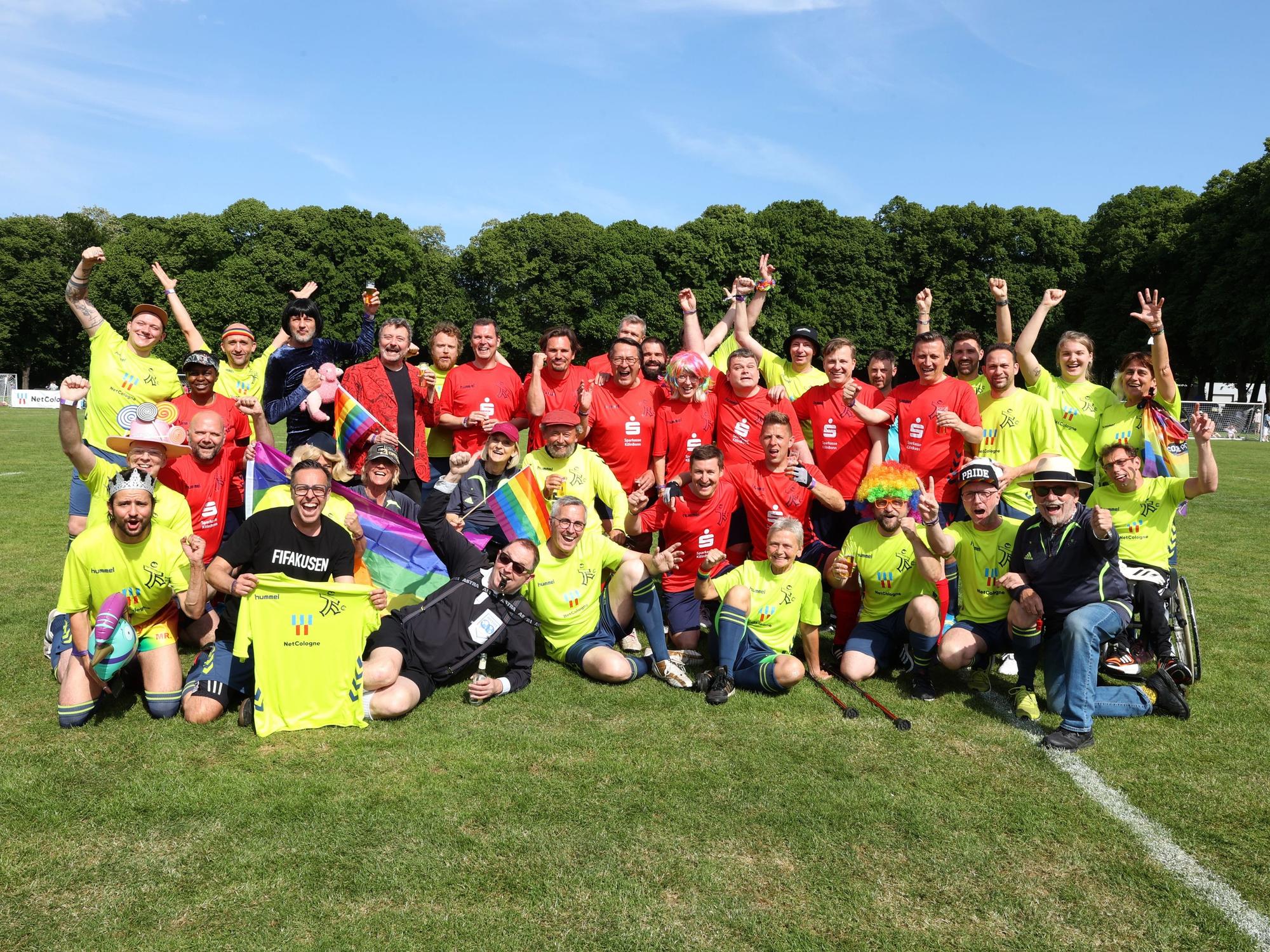 Promi-Spaßkick beim Come-Together-Cup auf den Stadionwiesen.