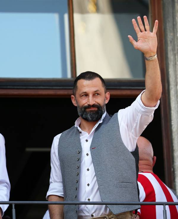 Bayerns Trainer Thomas Tuchel (l) und der scheidende Sportvorstand Hasan Salihamidzic (r) stehen auf dem Rathaus-Balkon. Die Männer des FC Bayern München sind zum elften Mal in Serie deutscher Fußball-Meister.