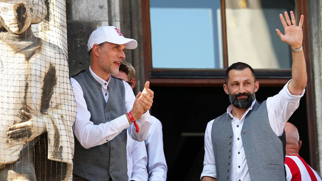 Bayerns Trainer Thomas Tuchel (l) und der scheidende Sportvorstand Hasan Salihamidzic (r) stehen auf dem Rathaus-Balkon. Die Männer des FC Bayern München sind zum elften Mal in Serie deutscher Fußball-Meister.