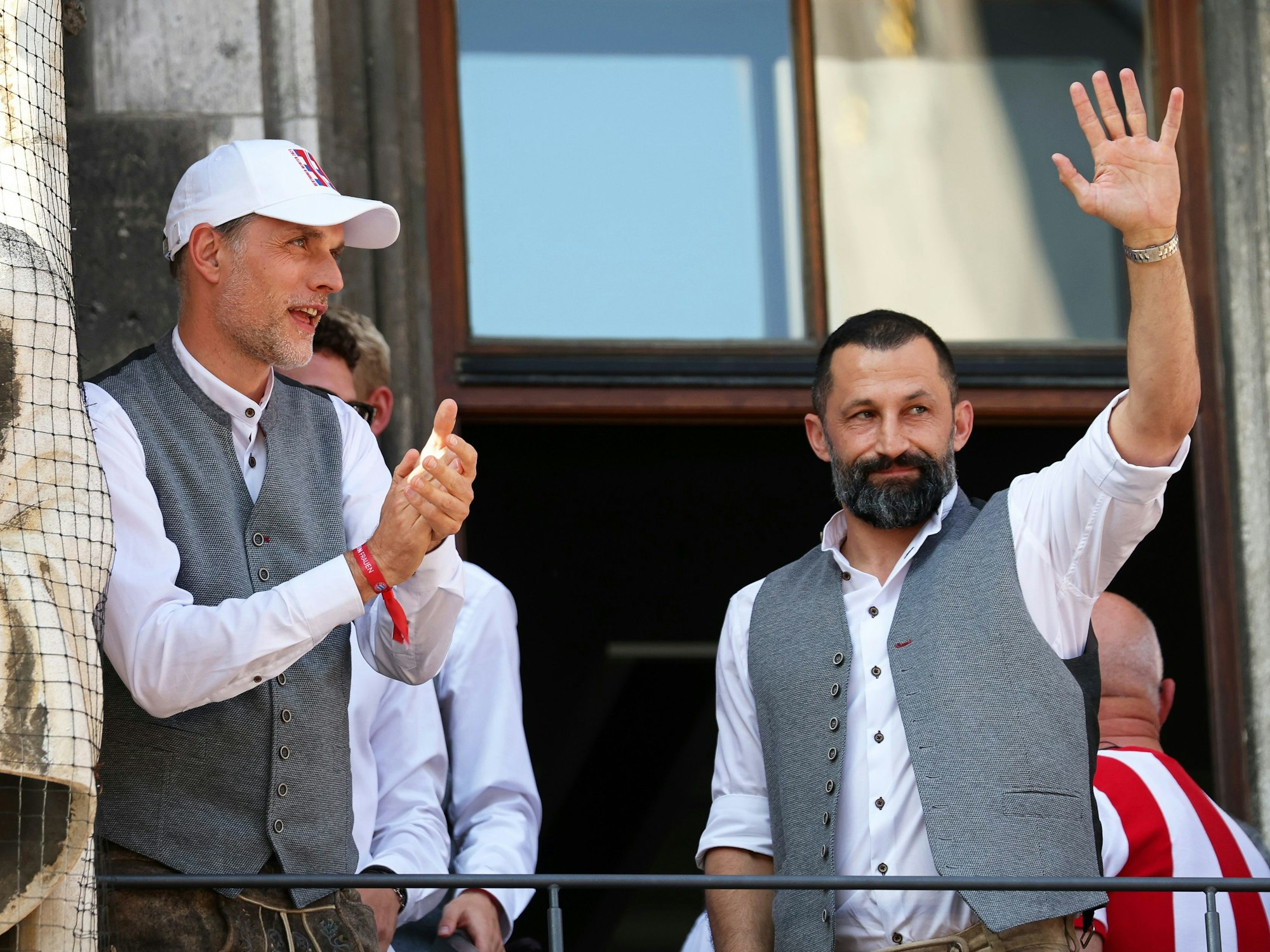 Bayerns Trainer Thomas Tuchel (l) und der scheidende Sportvorstand Hasan Salihamidzic (r) stehen auf dem Rathaus-Balkon. Die Männer des FC Bayern München sind zum elften Mal in Serie deutscher Fußball-Meister.
