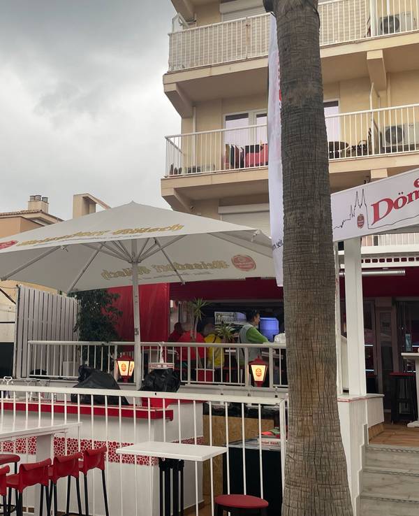 Die Außenterasse des „Et Dömsche“ in El Arenal auf Mallorca ist zu sehen.