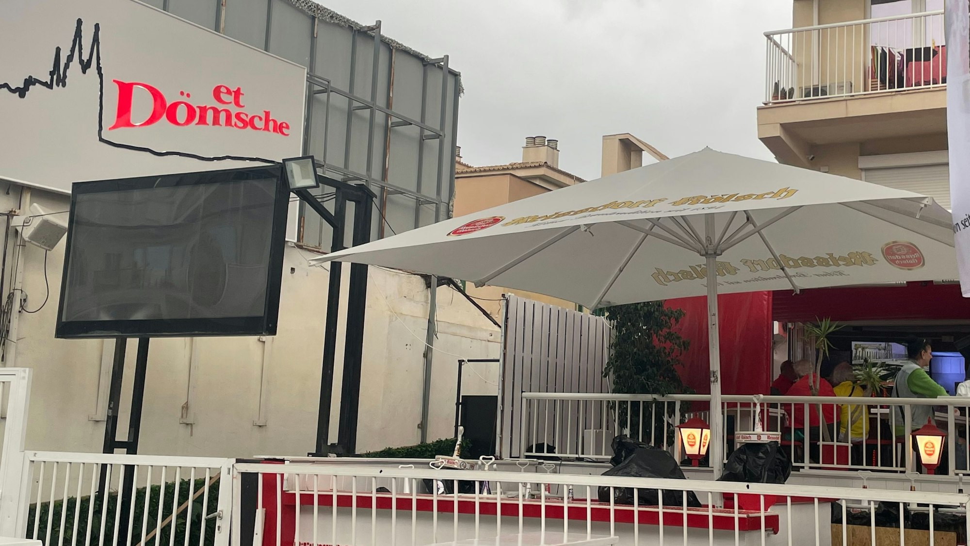 Die Außenterasse des „Et Dömsche“ in El Arenal auf Mallorca ist zu sehen.