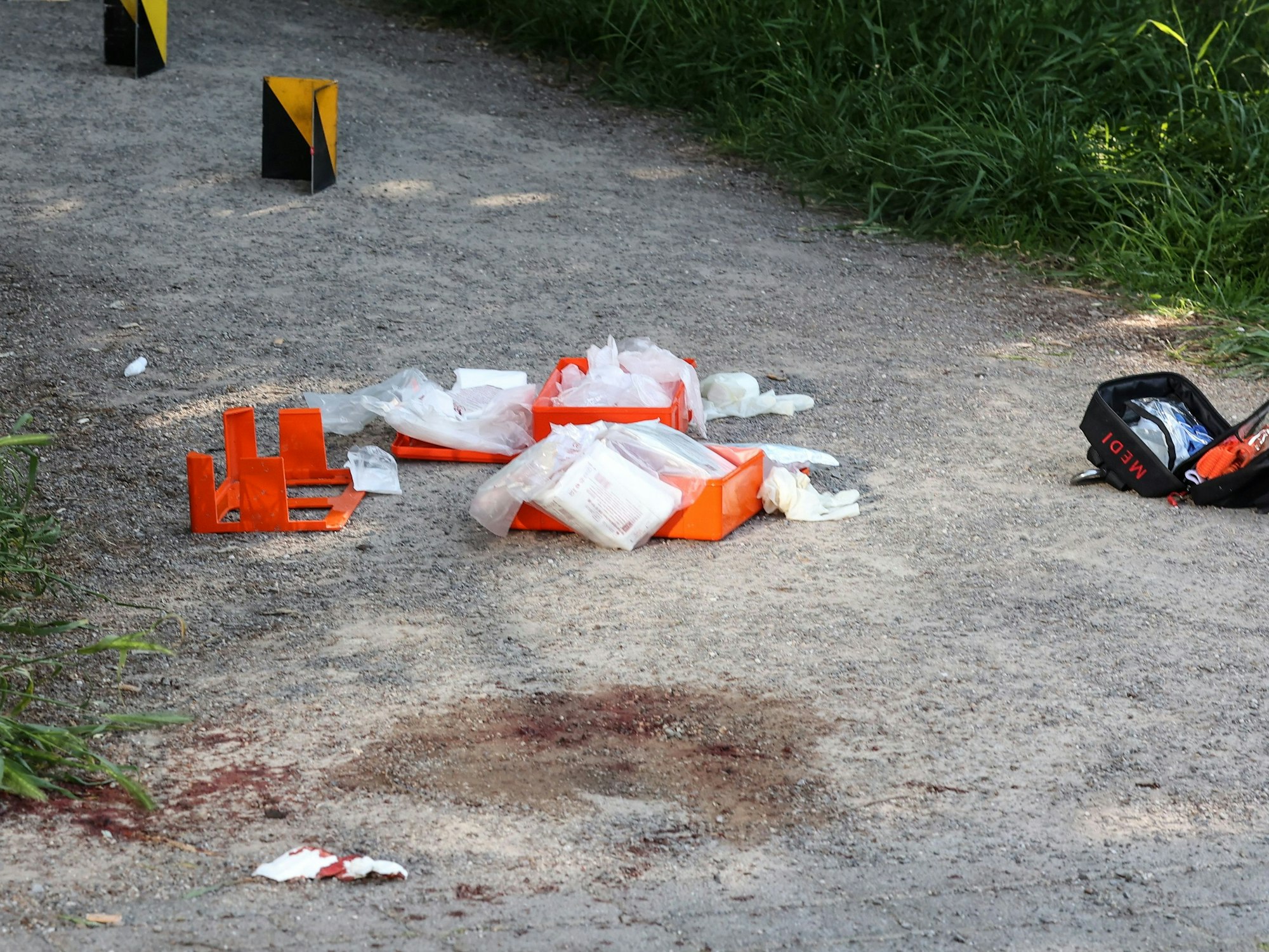 Blutspuren in einem Park.