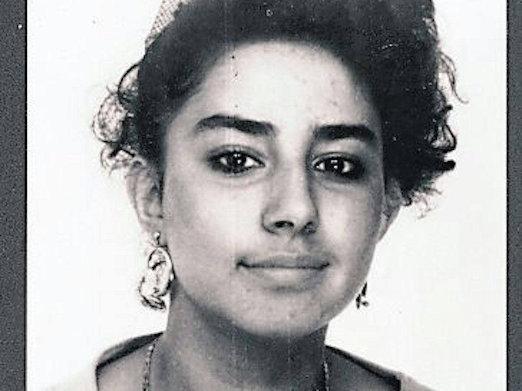 Ein schwarz-weißes Foto einer jungen Frau