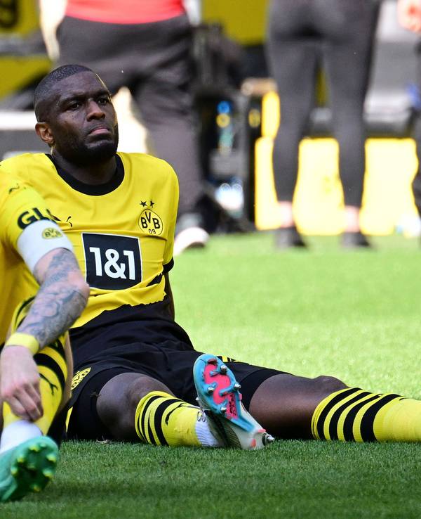 Dortmund-Stürmer Anthony Modeste sitzt nach dem bitteren 2:2 gegen Mainz 05 am letzten Bundesliga-Spieltag enttäuscht auf dem Rasen.