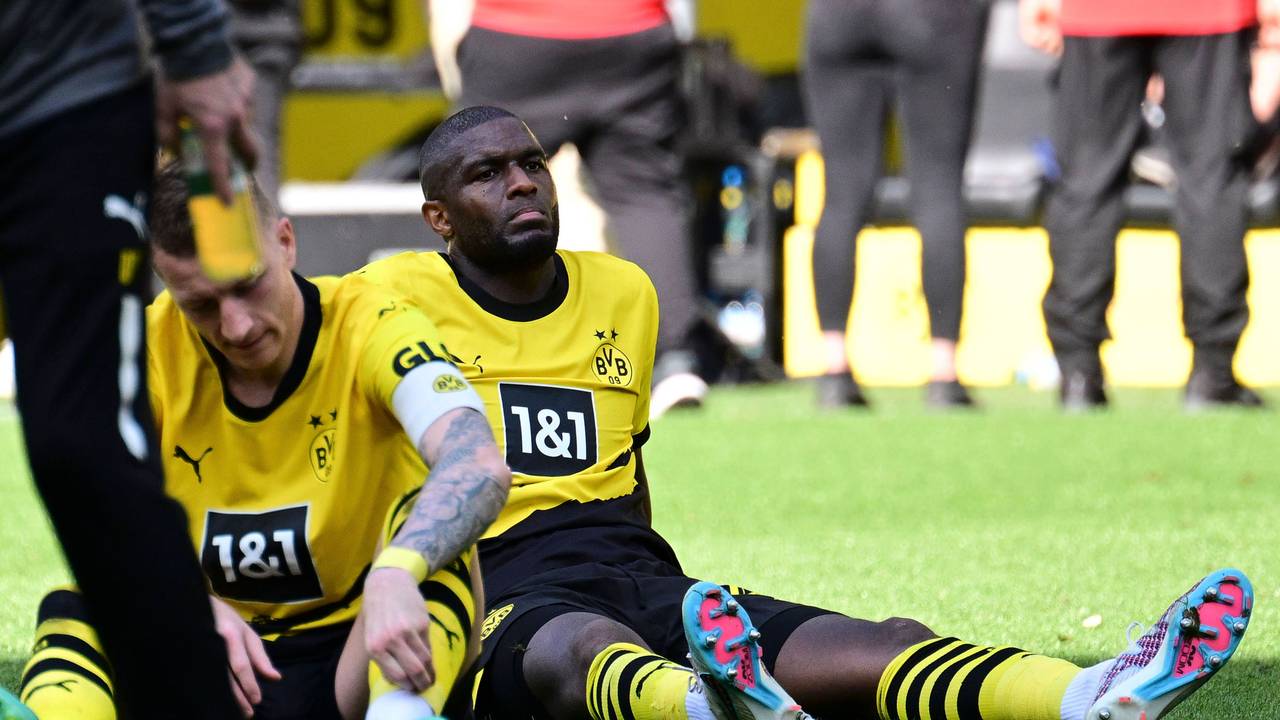 Dortmund-Stürmer Anthony Modeste sitzt nach dem bitteren 2:2 gegen Mainz 05 am letzten Bundesliga-Spieltag enttäuscht auf dem Rasen.