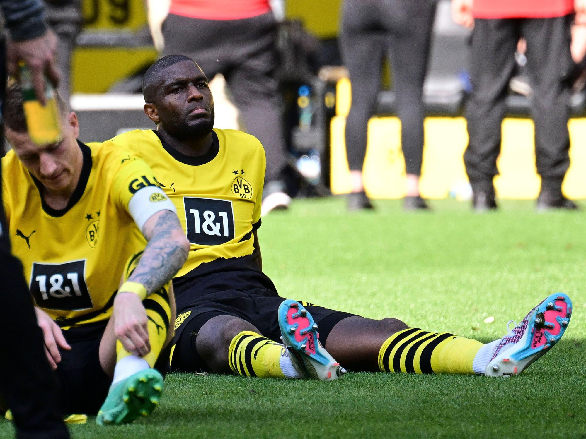 Dortmund-Stürmer Anthony Modeste sitzt nach dem bitteren 2:2 gegen Mainz 05 am letzten Bundesliga-Spieltag enttäuscht auf dem Rasen.