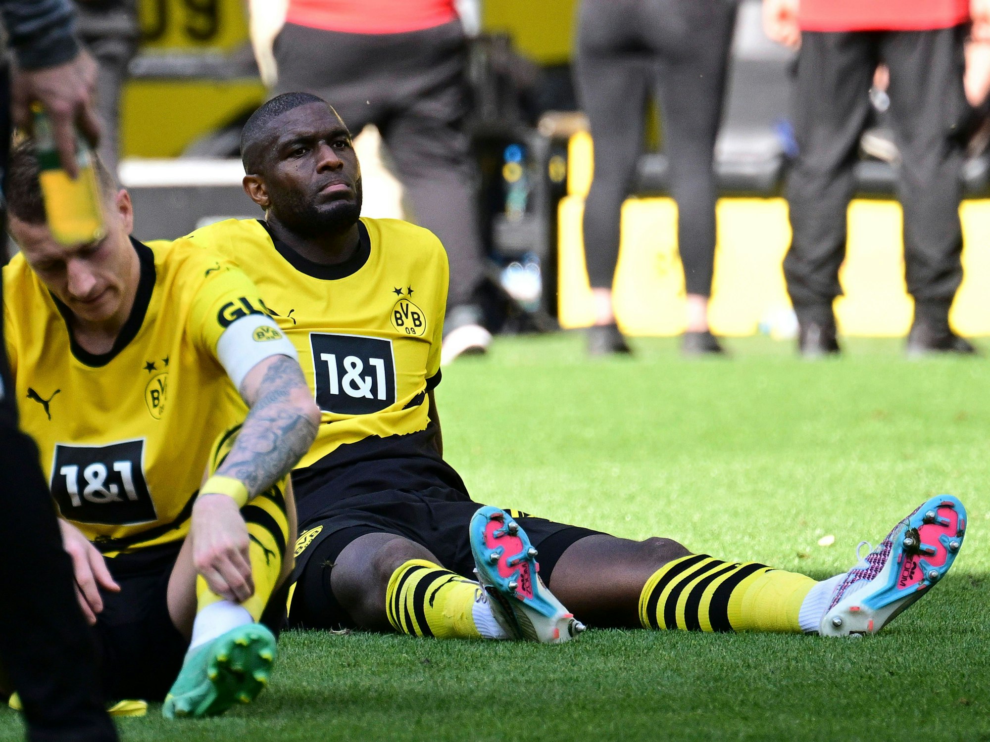 Dortmund-Stürmer Anthony Modeste sitzt nach dem bitteren 2:2 gegen Mainz 05 am letzten Bundesliga-Spieltag enttäuscht auf dem Rasen.