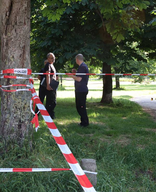 Der Tatort ist mit Flatterband der Polizei abgesperrt.
