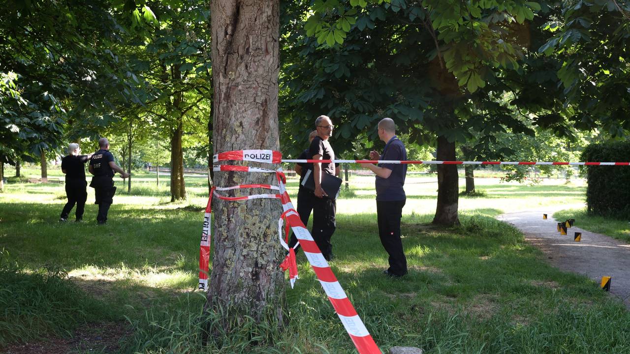 Der Tatort ist mit Flatterband der Polizei abgesperrt.