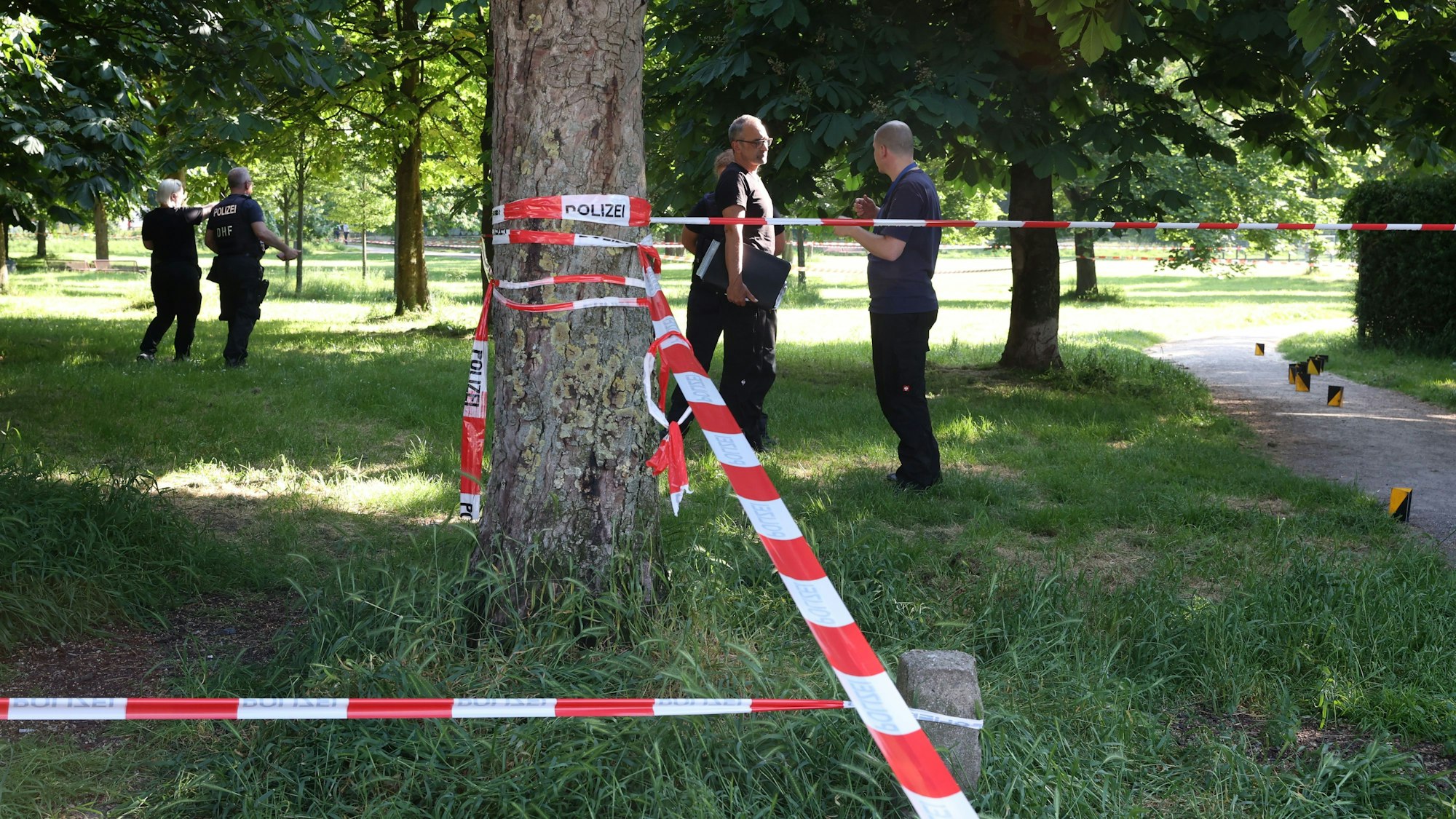 Der Tatort ist mit Flatterband der Polizei abgesperrt.