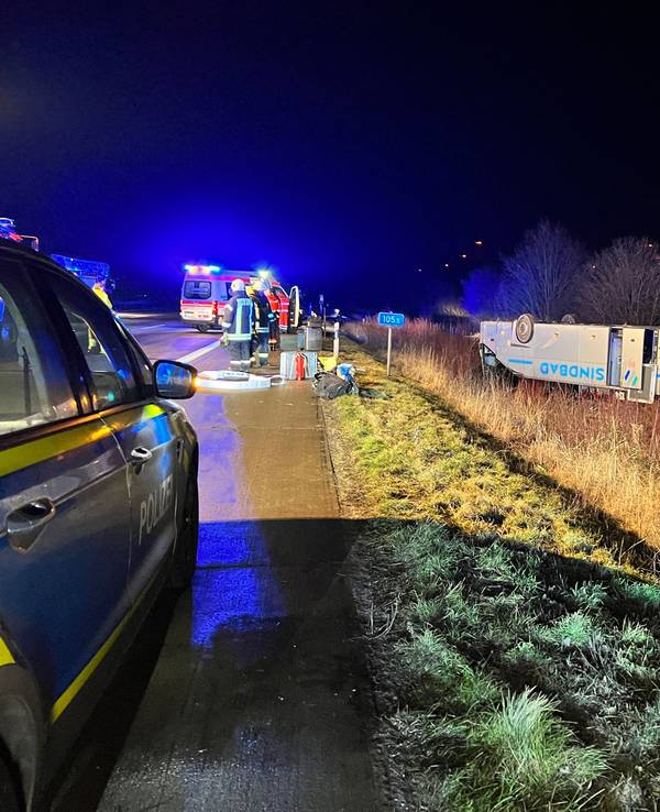 Ein Bus eines Reiseunternehmens aus Polen liegt nach einem Unfall im Februar 2023 auf der A2 bei Bornstedt auf dem Dach. Das Fahrzeug hatte sich überschlagen.