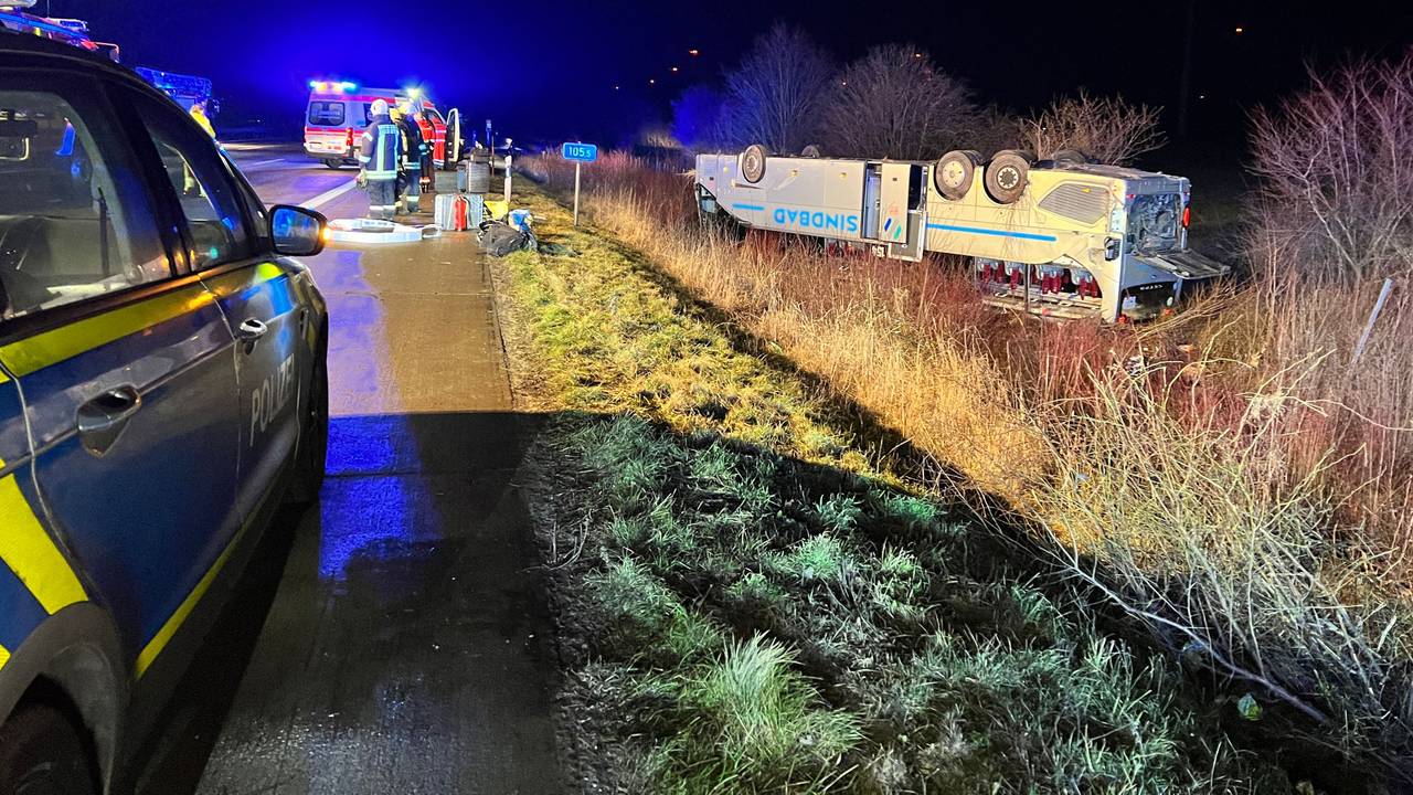 Ein Bus eines Reiseunternehmens aus Polen liegt nach einem Unfall im Februar 2023 auf der A2 bei Bornstedt auf dem Dach. Das Fahrzeug hatte sich überschlagen.