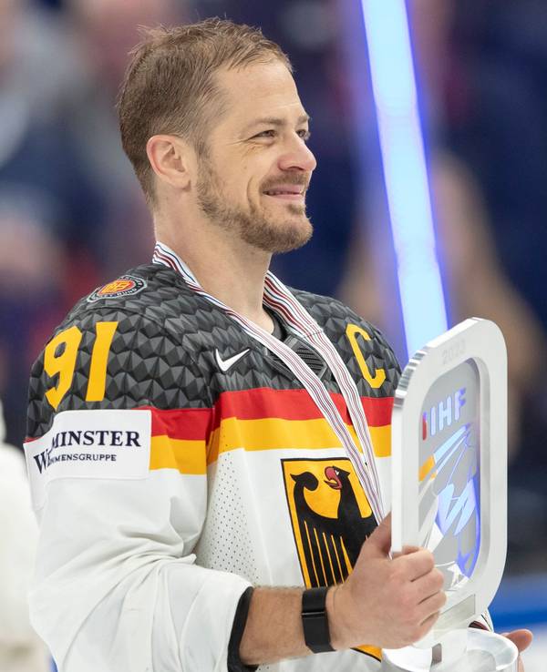 Moritz Müller mit der Silber-Trophäe bei der Eishockey-WM 2023.