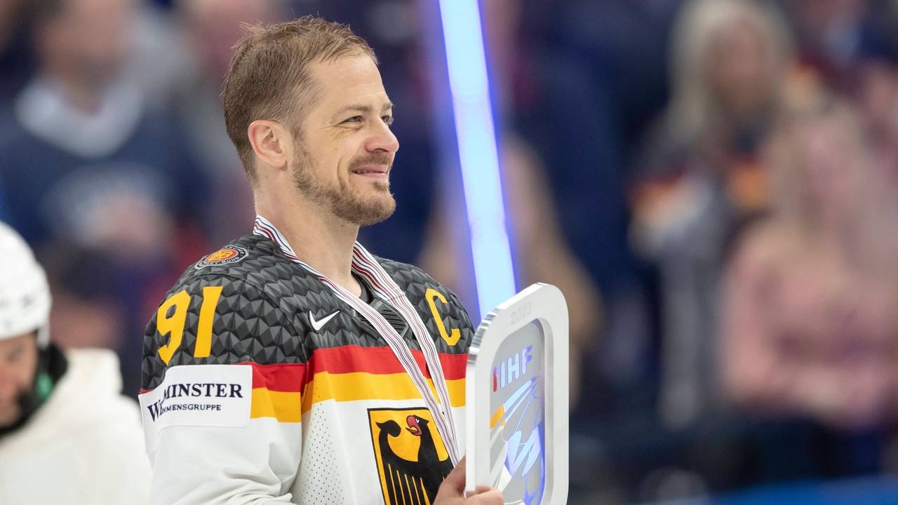 Moritz Müller mit der Silber-Trophäe bei der Eishockey-WM 2023.