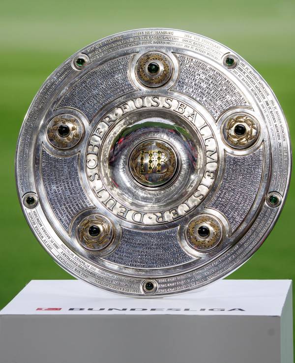 Die Meisterschale der Bundesliga steht auf dem Rasen.