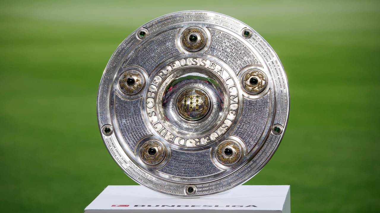 Die Meisterschale der Bundesliga steht auf dem Rasen.