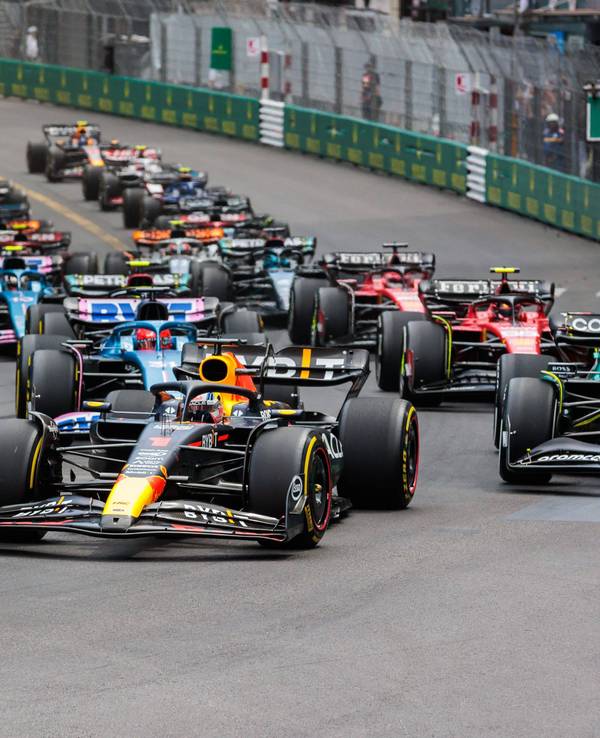 Red-Bull-Fahrer Max Verstappen führt das Feld nach dem Start beim Großen Preis von Monaco (28. Mai 2023) an.