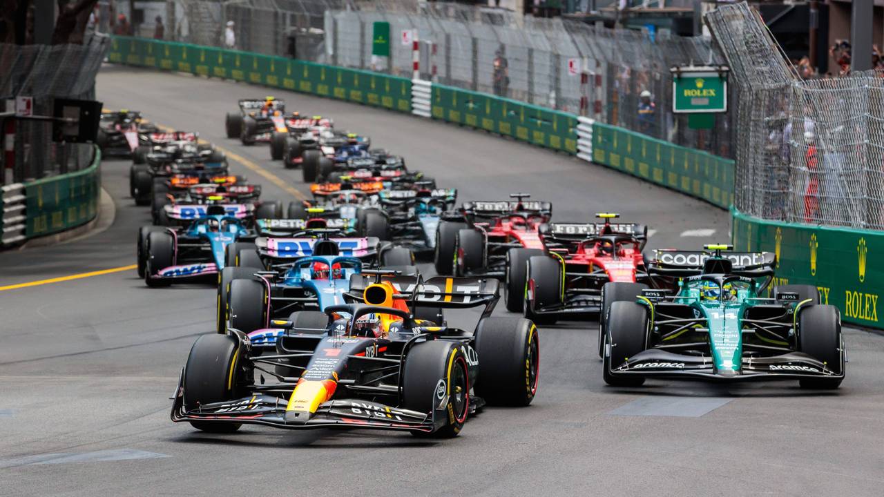 Red-Bull-Fahrer Max Verstappen führt das Feld nach dem Start beim Großen Preis von Monaco (28. Mai 2023) an.