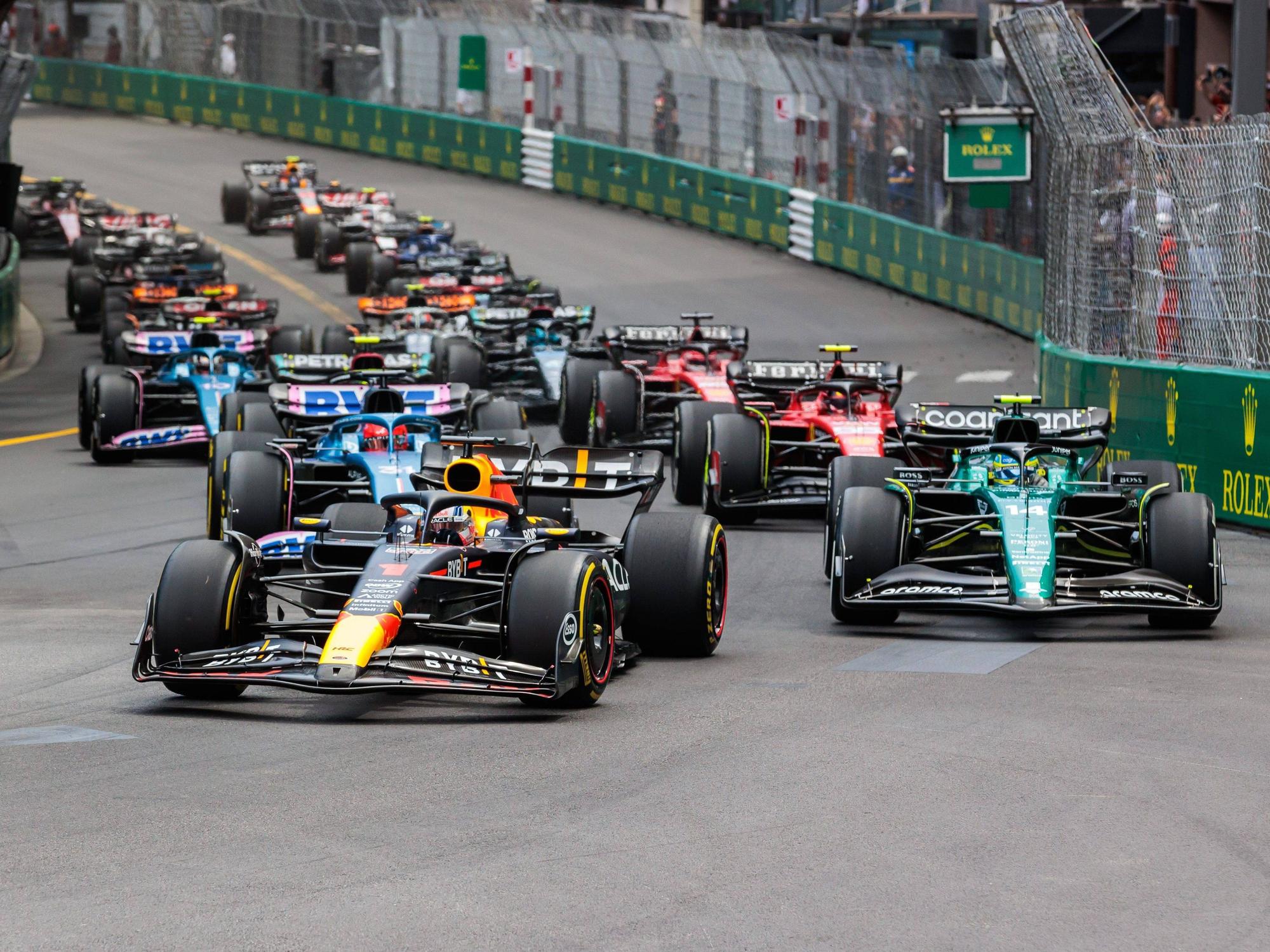 Red-Bull-Fahrer Max Verstappen führt das Feld nach dem Start beim Großen Preis von Monaco (28. Mai 2023) an.