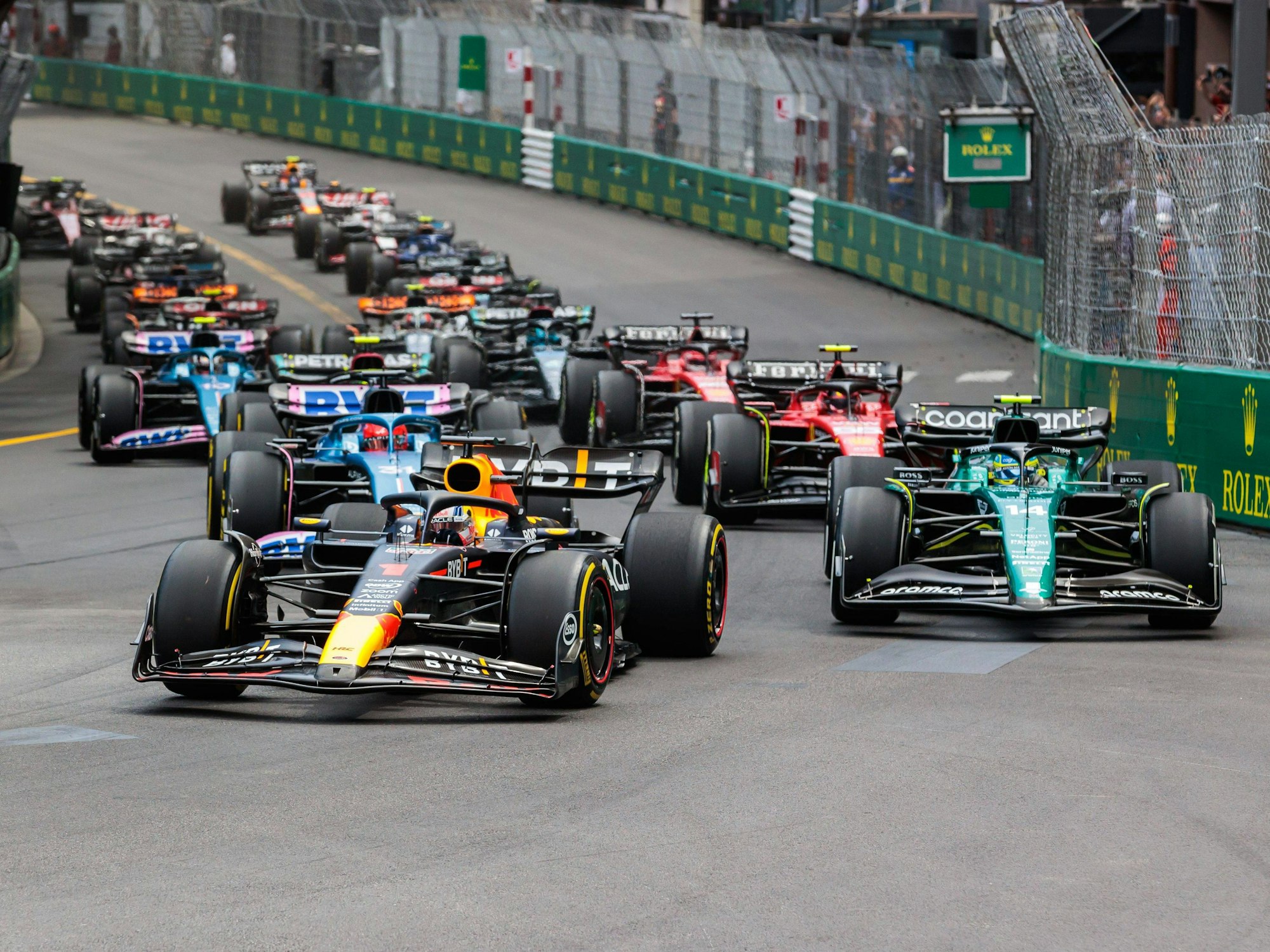 Red-Bull-Fahrer Max Verstappen führt das Feld nach dem Start beim Großen Preis von Monaco (28. Mai 2023) an.