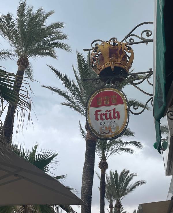 Ein Schild der Biermarke Früh Kölsch hängt vor dem Restaurant „Zur Krone“ an der Playa de Palma auf Mallorca.