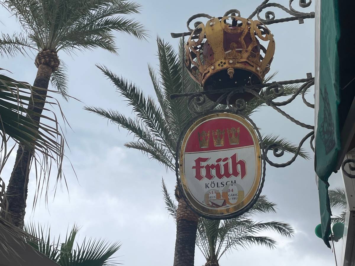 Ein Schild der Biermarke Früh Kölsch hängt vor dem Restaurant „Zur Krone“ an der Playa de Palma auf Mallorca.