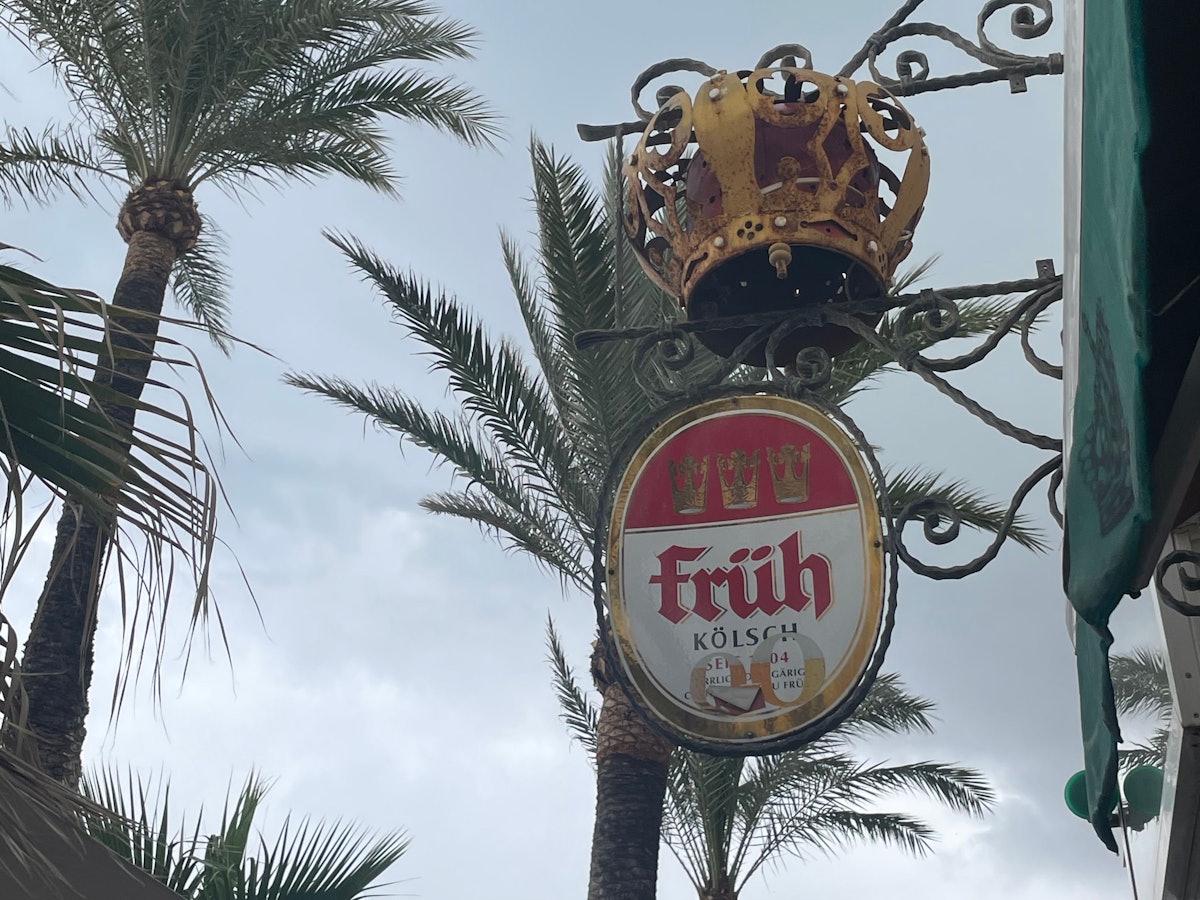 Ein Schild der Biermarke Früh Kölsch hängt vor dem Restaurant „Zur Krone“ an der Playa de Palma auf Mallorca.