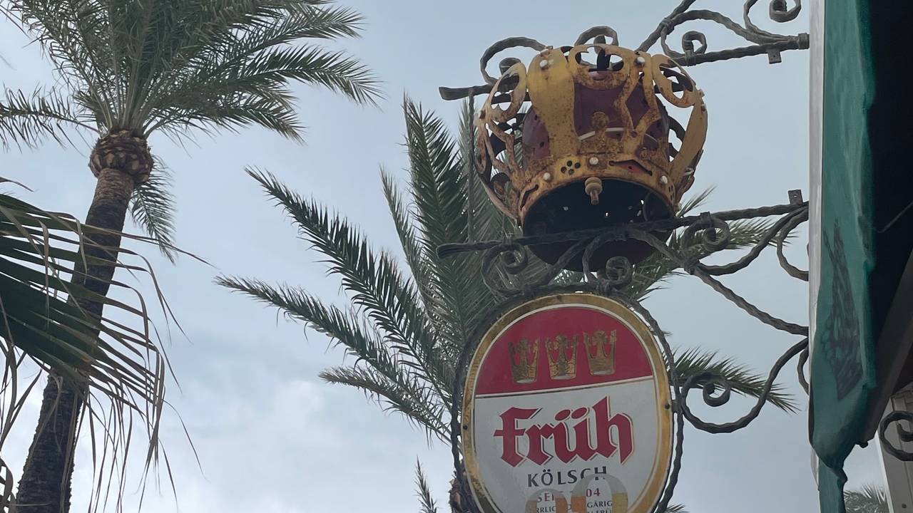 Ein Schild der Biermarke Früh Kölsch hängt vor dem Restaurant „Zur Krone“ an der Playa de Palma auf Mallorca.