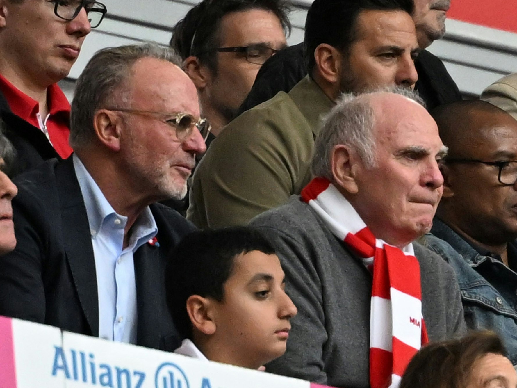 Der frühere Bundestrainer Joachim Löw (l-r), der ehemalige Vorstandsvorsitzende von München Karl-Heinz Rummenigge und Ulli Hoeneß, Ehrenpräsident von München, sitzen auf der Tribüne.